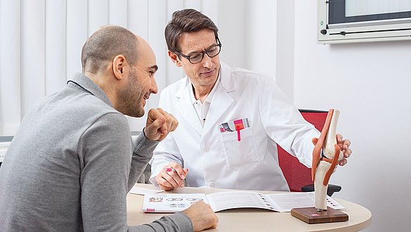 doctor is consulting about the treatment of knee joint injuries -