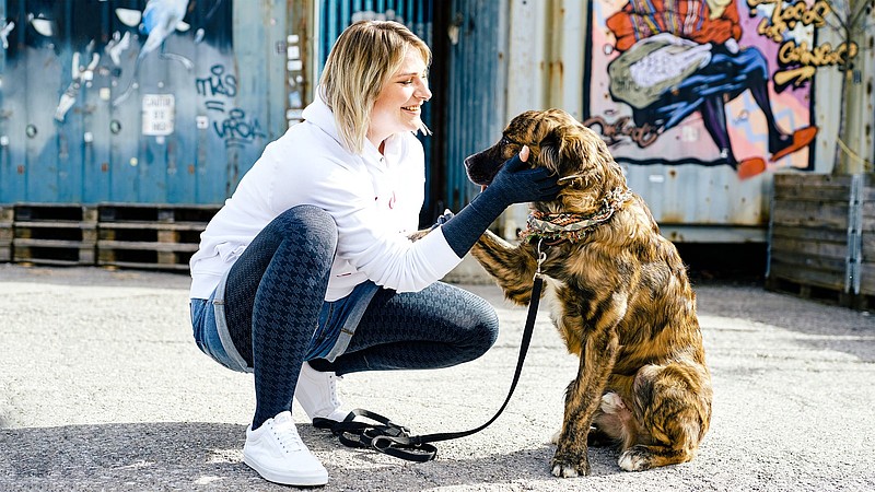 Caroline Sprott med hunden Dante Caroline Sprott med hunden Dante